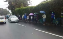 ▶️ Confinement national : A Forest Side, une file de personnes âgées sous la pluie 