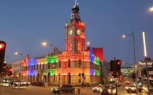 Marée noire : Le Drum Theatre, dans la ville du grand Dandenong en Australie, illuminé en signe de solidarité