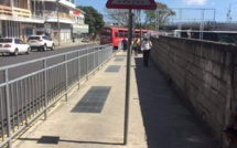 A Port-Louis, un panneau de signalisation installé en plein milieu du trottoir