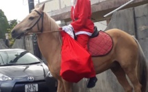 Vu le Père Noël sur un cheval à Vacoas