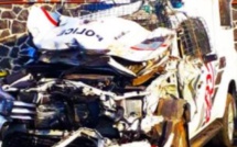A Les Salines : Un véhicule de police percute un pylône, deux officiers blessés