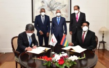 Le ministre des Affaires étrangères japonais Toshimitsu Motegi signe un accord de dons financiers avec Maurice