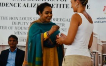 Kalpana Koonjoo Shah plus occupée à une cérémonie de remise des clés que son propre ministère