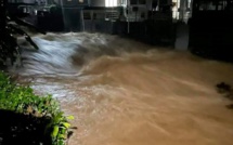 A La Caverne, Vacoas : Montée des eaux avec la rivière Takamaka en crue