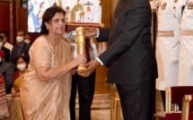 Lady est en Inde pour récupérer le Padma Vibhushan de SAJ