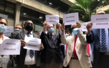 Les élus de l’opposition devant le siège du ministère de la Santé pour réclamer la démission de Kailesh Jagutpal