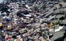 [Vidéo] Des vagues de déchets plastiques déferlent aux Salines 