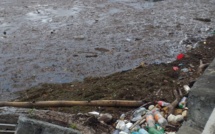 A Mahébourg, la mer crache avec fureur du plastique 