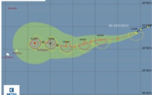 La dépression tropicale Batsirai se trouve à environ 2 575 km à l'est-nord-est de l'île Maurice
