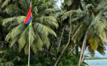 Chagos : le quadricolore mauricien flotte à Peros Banhos