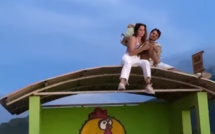 [Vidéo] Insolite : Un couple perché sur le toit d'un 'bus stop" fait sensation
