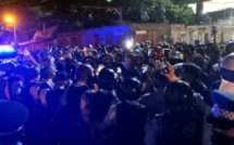 Nouvelle nuit sous fond de crise sociale à l'île Maurice : bras de fer entre manifestants et force de l'ordre
