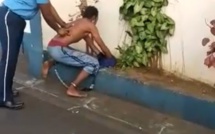 [Vidéo] Poste de police de Rose-Hill : Un détenu passé à tabac par un policier alors qu'il est menotté