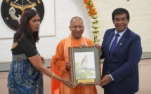 En visite en Inde, Roopun tout sourire avec Yogi Adityanath, un prêtre extrémiste et islamophobe